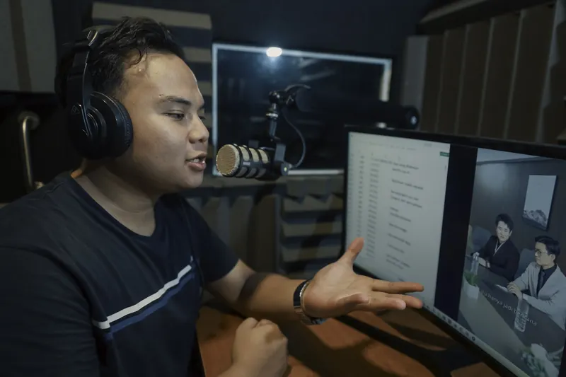 Voice talent performing dubbing in the Vocala recording studio